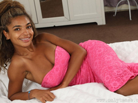 Jay - Only Tease, seins naturels en strip brûlant