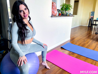 Raven-haired Bombshell Suttin Can't Wait To Get Fucked