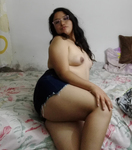 Putita con coño grande y peludo en fotos